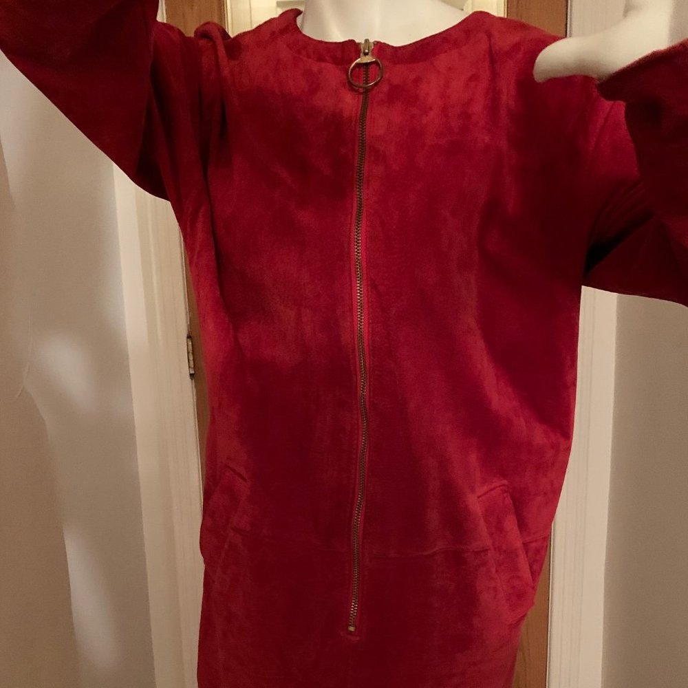 Robe rouge en suède.